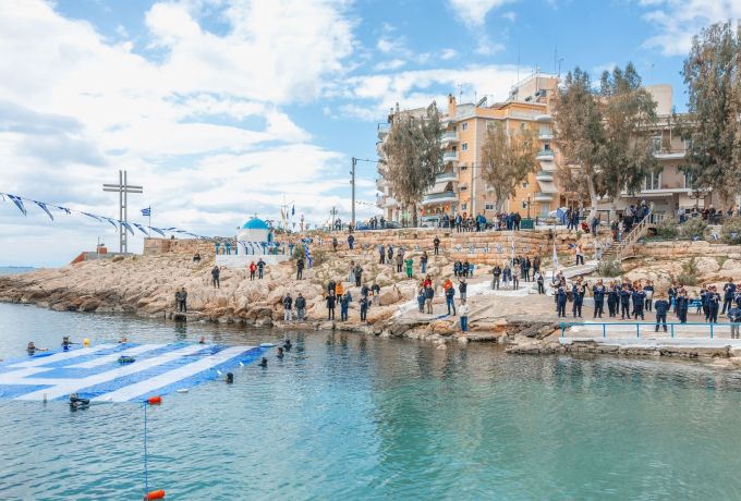 Η μεγαλύτερη Γαλανόλευκη  στη θάλασσα του Πειραιά για την Εθνική Επέτειο της 25ης Μαρτίου 1821